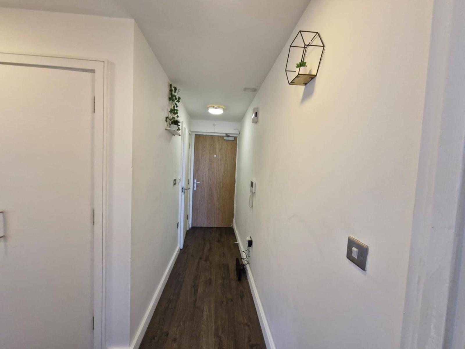 Luxhaven Elegant One-bed On High Street * Слау
